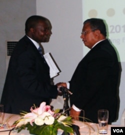 Darmin Nasution dan Prof. Njuguna berjabat tangan seusai acara AFI di Jimbaran Bali, 27 September 2010.