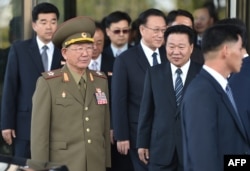 （前排左起）朝鲜军队次帅、国防委员会副委员长、军队总政治局长黄炳誓，朝鲜劳动党中央书记金养建、崔龙海（2014年10月4日）