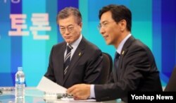 26일 대전MBC에서 열린 2017년 대선 더불어민주당 후보자 합동 토론회에 참석한 문재인(왼쪽) 전 대표와 안희정 충남도지사가 토론회 자료를 살펴보고 있다.