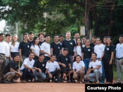 កុ្រម​ការងារ​របស់​អង្គការ​ជីវិត​នៅ​កម្ពុជា​ ដែល​ធ្វើ​ការងារ​តាម​សហគមន៍​ដើម្បី​ពង្រឹង​សមត្ថភាព និង​ឱកាស​ទទួល​បាន​ការ​អប់រំ​របស់​កុមារ និង​គ្រួសារ​កម្ពុជា​នៅ​តាម​តំបន់​ជនបទ​នៅ​ខេត្ត​សៀមរាប។ (រូបថត​ដោយ ម៉េង គឹមឡុង)