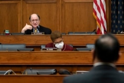 브래드 셔먼 미국 민주당 하원의원이 외교위 청문회에서 발언하고 있다.