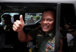 Panglima TNI Gatot Nurmantyo memberi isyarat saat ia duduk di mobilnya usai berbicara dengan wartawan di Jakarta, Indonesia, 5 Januari 2017. (Foto: REUTERS/Beawiharta)