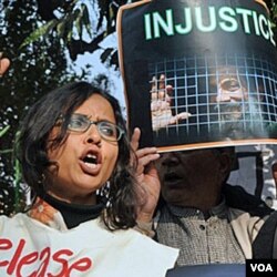 Para mahasiswa, guru, aktivis perempuan dan aktivis HAM India melakukan unjuk rasa di New Delhi atas hukuman terhadap Binayak Sen (27 Desember 2010).