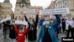 Arhiv - Demonstranti pozivaju češkog premijera Andreja Babiša da podnese ostavku, u Pragu, Češka Republika, 9. juna 2020.