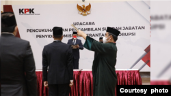 Pelantikan 18 pegawai KPK yang lulus Diklat Bela Negara dan Wawasan Kebangsaan menjadi aparatur sipil negara (ASN) pada Rabu (15/9). (Foto courtesy: KPK)