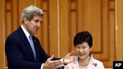លោក​រដ្ឋ​មន្រ្តី​ការបរទេស​សហរដ្ឋ​អាមេរិក John Kerry ជួប​សំណេះ​សំណាល​ជាមួយ​លោកស្រី​ប្រធានាធិបតី​កូរ៉េ​ខាង​ត្បូង​​ Park Geun-hye​​ នៅ​ឯ​វិមាន​ប្រធានាធិបតី​ Blue House ក្នុង​ទីក្រុង​សេអ៊ូល​ កាល​ពី​ថ្ងៃ​ទី​១៨ ខែ​ឧសភា​ ឆ្នាំ​២០១៥។​