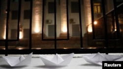 Des bateaux en papier sont placés lors d'une manifestation devant l'ambassade russe en ukraine. Les forces spéciales russes ont saisi trois navires de la marine ukrainienne.