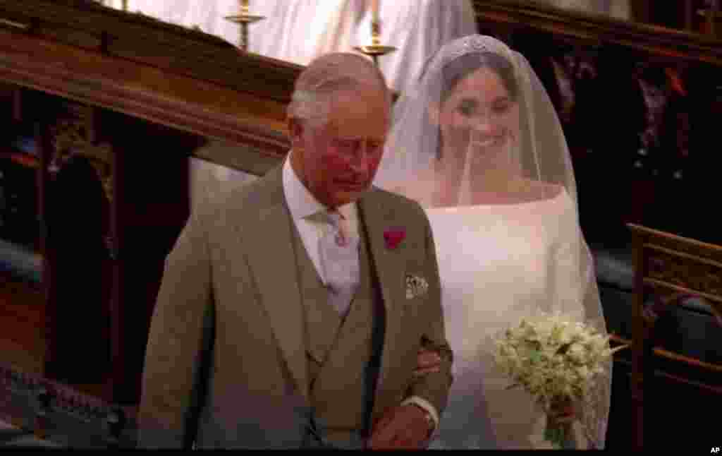 Mahaifin&nbsp; ango Harry, Yarima Charles yana rike da hannun amarya Megan Markle zuwa cikin majami&#39;a