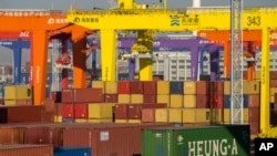 Transportni kontejneri u luci u Tianjinu, Kina, 16. januara 2023. (Foto: AP/Mark Schiefelbein)