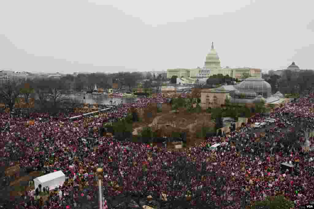 ក្បួន​ដង្ហែរ​ស្ត្រី​ឬ​ដែល​ហៅថា «Women's March‍» នៅ​ក្នុង​រដ្ឋធានី វ៉ាស៊ីនតោន កាលពី​ថ្ងៃទី២១ ខែ​មករា ឆ្នាំ២០១៧។ (រូបថត​ដោយ ស្រេង លក្ខិណា/VOA Khmer)
