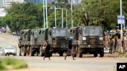 Tentara Zimbabwe dikerahkan di lokasi bentrokan antara polisi dan pengunjuk rasa di Harare, 14 Januari 2019.