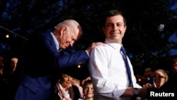 Mantan bakal calon presiden dari partai Demokrat, Pete Buttigieg, menyatakan dukungan kepada Joe Biden, di Dallas, Texas, 2 March 2020. 