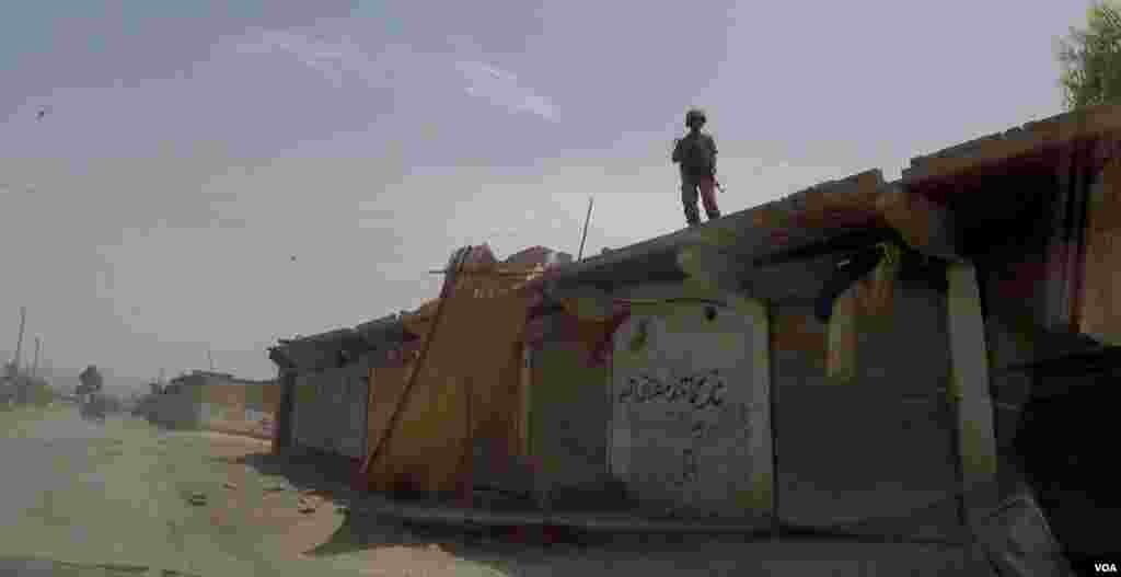 A Pakistani soldier stands on the roof of a roadside shop in Miranshah, North Waziristan, Pakistan. (Ayaz Gul/VOA)
