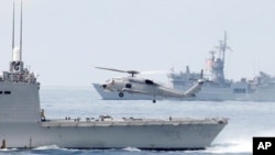 台湾宜兰苏澳港附近举行军演的佩里级护卫舰上起飞的直升机。（2018年4月13日）