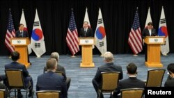 토니 블링컨(가운데) 미 국무장관과 정의용(왼쪽) 한국 외교장관, 하야시 요시마사 일본 외무상이 12일 하와이 호놀룰루에서 회담후 공동회견하고 있다.