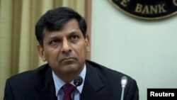 Reserve Bank of India (RBI) Governor Raghuram Rajan listens to a question at a news conference after the bi-monthly monetary policy review in Mumbai, India, June 2, 2015. 
