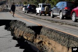 Kemacetan lalu lintas terlihat di jalan yang sebagian runtuh akibat gempa bumi dahsyat di dekat Kota Anamizu, Prefektur Ishikawa, Selasa, 2 Januari 2024. (Foto: AP)