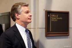 کریستوفر ری، رئیس اف بی آی، پس از ارائه گزارشی به قانونگذاران آمریکایی سنا را ترک می کند. آرشیو، ۱۰ مارس ۲۰۲۰