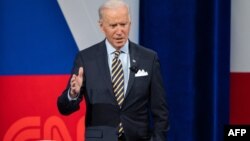 ប្រធានាធិបតីសហរដ្ឋអាមេរិកលោក Joe Biden ថ្លែងនៅក្នុងកម្មវិធីជជែកដេញដោលរបស់សារព័ត៌មាន CNN នៅទីក្រុង Milwaukee រដ្ឋ Wisconsin កាលពីថ្ងៃទី១៦ ខែកុម្ភៈ ឆ្នាំ២០២១។