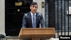 Perdana Menteri Rishi Sunak menyampaikan pidato terkait pemilihan umum, di luar kantornya di Downing Street Nomor 10, di London, Rabu 22 Mei 2024.