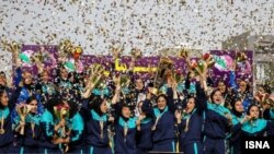 تیم فوتبال شهرداری سیرجان در مراسم جشن قهرمانی لیگ برتر بانوان ایران (اسفند ۱۳۹۹ - عکس از ایسنا)