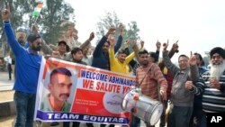 Indians dance as they wait to welcome Indian fighter pilot Wing Commander Abhinandan Varthaman at India Pakistan border at Wagah, 28 kilometers (17.5 miles) from Amritsar, India, March 1, 2019. 