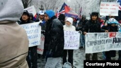 ក្រុម​ពលរដ្ឋ​ខ្មែរ​អាមេរិកាំង​រាប់​រយ​នាក់​មក​ពី​រដ្ឋ​នានា​រួមគ្នា​ជាមួយ​នឹង​ពលរដ្ឋ​ខ្មែរ​មក​ពី​ប្រទេស​កាណាដា​បាន​មក​ធ្វើ​បាតុកម្ម​តវ៉ា​នៅ​ខាង​មុខ​ទីស្នាក់ការ​អង្គការ​សហប្រជាជាតិ​នៅ​ថ្ងៃ​ច័ន្ទ​ ទី​០៣ ខែ​មករា ឆ្នាំ​២០១៤។