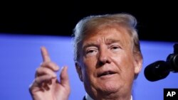 Le président Donald Trump prend la parole lors d'une conférence de presse avant de quitter le sommet de l'OTAN à Bruxelles, en Belgique, le 12 juillet 2018.