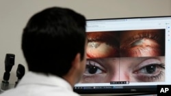 Doktor Alfonso Sabater posmatra oči svog pacijenta, dječaka Antonija Vento Karahala, pre i posle genetske terapije koja mu je vratila vid.