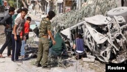 지난 2일 시리아 정부군이 알레포 지역에 통폭탄 공습을 가했다. 파손된 구급차 주변을 주민들이 살피고 있다. (자료사진)
