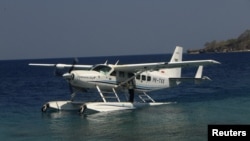 Pesawat amfibi mendarat di dekat dermaga resor mewah Amanwana, Pulau Moyo di Indonesia Timur. (Reuters/Neil Chatterjee)
