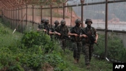 한국 연평도에서 해병대원들이 해안 철책 주변을 순찰하고 있다. (자료사진) 