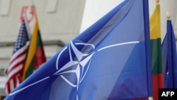 2023年7月9日，在立陶宛维尔纽斯，距离7月11日至12日的北约峰会仅剩几天，北约和立陶宛国旗在那里飘扬。（法新社/PETRAS MALUKAS摄）