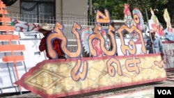 The banner reads Happy (Khmer) New Year. The celebration starts April 14 to 16 in Phnom Penh, Cambodia, March 31, 2017. (Hean Socheata/VOA Khmer) 