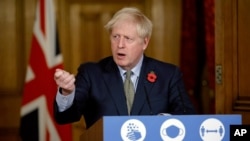 Perdana Menteri Boris Johnson dalam konferensi pers virtual mengenai pandemi virus corona di kantornya, 10 Downing Street, London, 9 November 2020. 