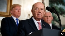Le ministre américain du commerce Wilbur Ross, avec en arrière plan, le président Donald Trump et le vice-président Mike Pence, le 22 mars à Washington.