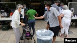 Ljudi čekaju u redu ispred bolnice u Majamiju, na Floridi (Foto: Rojters/Marco Bello)