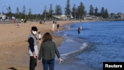 រូបឯកសារ៖ ពលរដ្ឋនាំគ្នាដើរស្រូបយកខ្យល់អាកាសនៅតំបន់ឆ្នេរនាពេលព្រះអាទិត្យរះ ខណៈរដ្ឋ Victoria បន្ថូរបន្ថយវិធានការរឹតត្បិតដើម្បីទប់ស្កាត់ជំងឺកូវីដ១៩ នៅតំបន់ឆេរសមុទ្រ Elwood ទីក្រុង Melbourne ប្រទេសអូស្ត្រាលី កាលពីថ្ងៃទី ១៤ ខែកញ្ញា ឆ្នាំ២០២០។