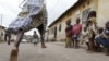 Des enfants jouent dans une rue d’Abidjan, Côte d’Ivoire, 16 juin 2005.