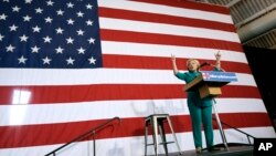 Kandidat Presiden AS dari partai Demokrat, Hillary Rodham Clinton memberikan pidato kampanye di Des Moines, Iowa Minggu (14/6).