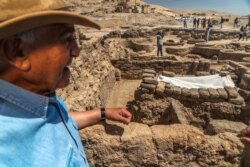 FILE - Dr. Zahi Hawass, the renowned Egyptian archeologist credited with discovering the site, leads a media tour of the roughly 3,000-year-old “lost golden city” in Luxor, Egypt, Apr. 10, 2021. (Hamada Elrasam/VOA)