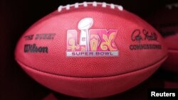 ลูกอเมริกันฟุตบอลในการแข่งขันซูเปอร์โบวล์ครั้งที่ 59 ณ Ernest N. Morial Convention Center (Kirby Lee-Imagn Images/Reuters)