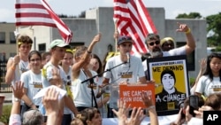 David Hogg, penyintas penembakan massal di SMU Marjory Stoneman Douglas di Parkland, Florida, berpidato di depan peserta unjuk rasa yang digelar di lokasi pabrik senjata Smith & Wesson, Minggu, 26 Agustus 2018. 