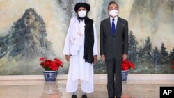 وانگ یی، وزیر خارجهٔ چین با ملا عبدالغنی برادر، معاون ریاست الوزرای طالبان، به تاریخ ۲۸ جولای ۲۰۲۱ در شهر تیانجین چین

