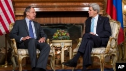 AQSh Davlat kotibi Jon Kerri (o'ngda) va Rossiya Tashqi ishlar vaziri Sergey Lavrov Rimda, Italiya, 14-dekabr, 2014-yil