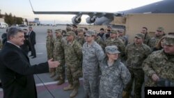 Shugaban Ukraine Petro Poroshenko yana magana da sojojin Amurka da suka kawo masa kayan yaki