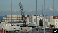 De conteneurs de fret sont vus au port de Tacoma dans l'État de Washington.