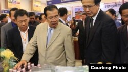 រូបឯកសារ៖ លោក​នាយក​រដ្ឋ​មន្ត្រី ​ហ៊ុន ​សែន ​និង​លោក​រដ្ឋ​មន្ត្រី​ពាណិជ្ជកម្ម ​ប៉ាន់ ​សូរ​ស័ក្តិ ​មាន​វត្តមាន​ចូលរួម​ពិព័រណ៍​ពាណិជ្ជកម្ម​មួយ​នៅ​តំបន់​កោះ​ពេជ្រ​រាជ​ធានី​ភ្នំពេញ ​កាល​ពី​ថ្ងៃទី១៥ ​ខែធ្នូ ​ឆ្នាំ២០១៧។ ​(រូប​ថត៖ ​ក្រសួង​ពាណិជ្ជ​កម្ម)​