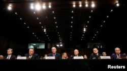 미국의 정보기관 수장들이 13일 상원 정보위 청문회에 나란히 출석했다. 왼쪽부터 크리스토퍼 레이 연방수사국(FBI) 국장, 마이크 폼페오 중앙정보국(CIA) 국장, 댄 코츠 국가정보국(DNI) 국장, 로버트 애쉴리 국방정보국(DIA) 국장, 마이크 로저스 국가안보국(NSA) 국장, 로버트 카딜로 국가지리정보국(NGIA) 국장.