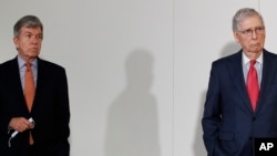 លោក Mitch McConnell (ស្តាំ) មេដឹកនាំ​គណបក្ស​សាធារណរដ្ឋ​នៃ​ព្រឹទ្ធសភា និងលោក Roy Blunt សមាជិកព្រឹទ្ធសភានៃគណបក្សសាធារណរដ្ឋ ចូលរួមសន្និសីទសារព័ត៌មានមួយ នៅវិមានសភាអាមេរិក ក្នុងរដ្ឋធានីវ៉ាស៊ីនតោន កាលពីថ្ងៃទី១៩ ខែឧសភា ឆ្នាំ២០២០។